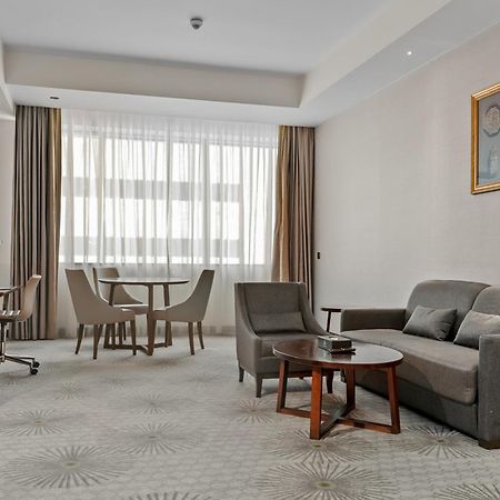 Holiday Suites Al Aziziah Mekka Buitenkant foto A room at the hotel