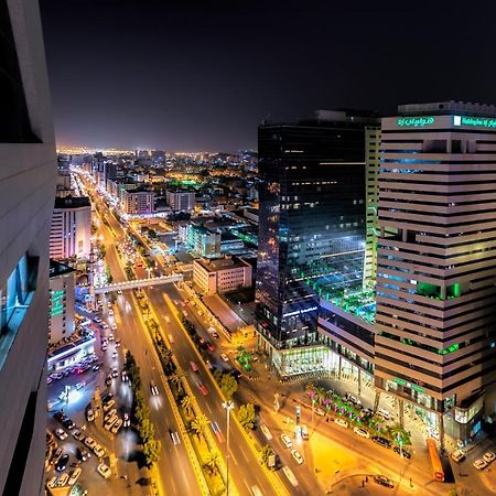 Holiday Suites Al Aziziah Mekka Buitenkant foto The city of Karachi at night.