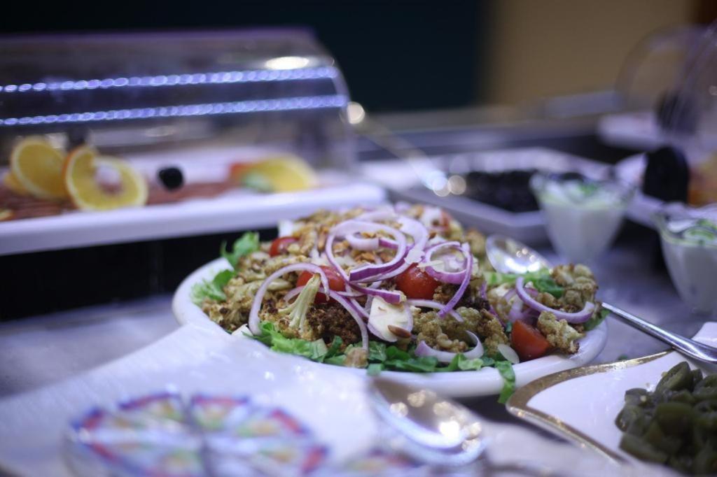 Holiday Suites Al Aziziah Mekka Buitenkant foto A plate of tabouleh salad