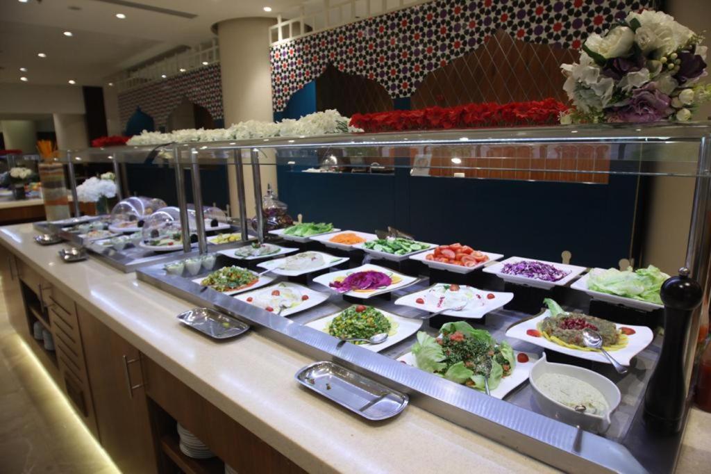 Holiday Suites Al Aziziah Mekka Buitenkant foto A buffet at a luxury hotel in Antalya, Turkey