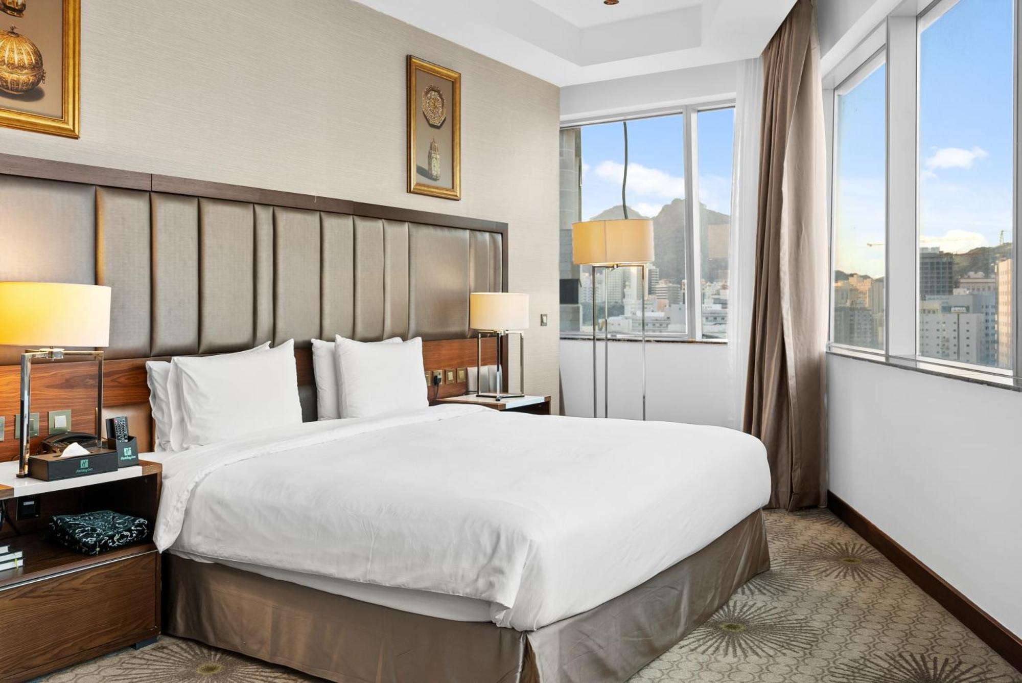 Holiday Suites Al Aziziah Mekka Buitenkant foto A room at the hotel