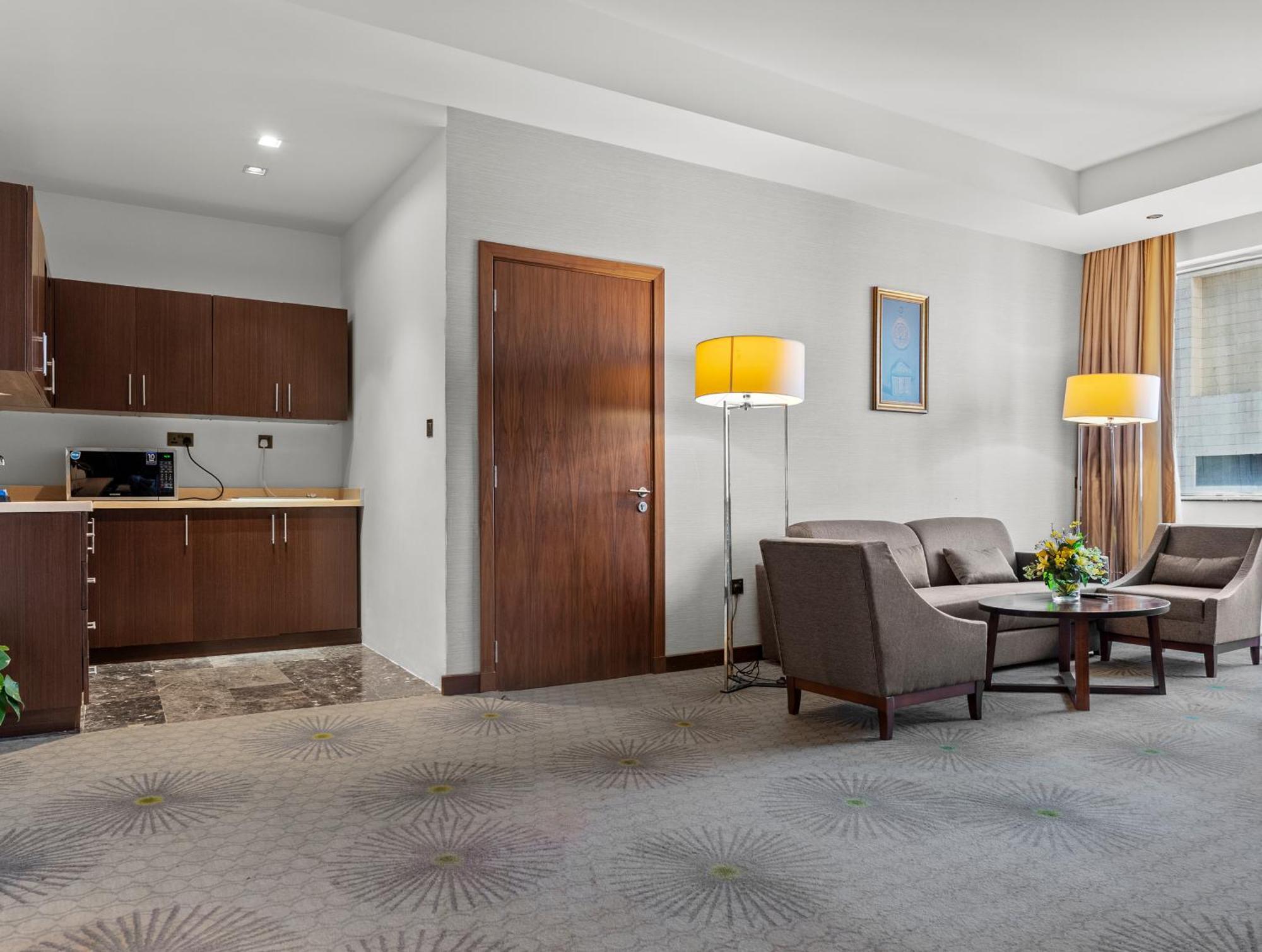 Holiday Suites Al Aziziah Mekka Buitenkant foto A room at the hotel