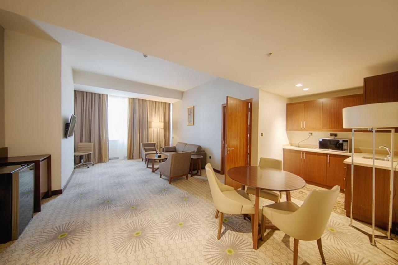 Holiday Suites Al Aziziah Mekka Buitenkant foto A room at the hotel