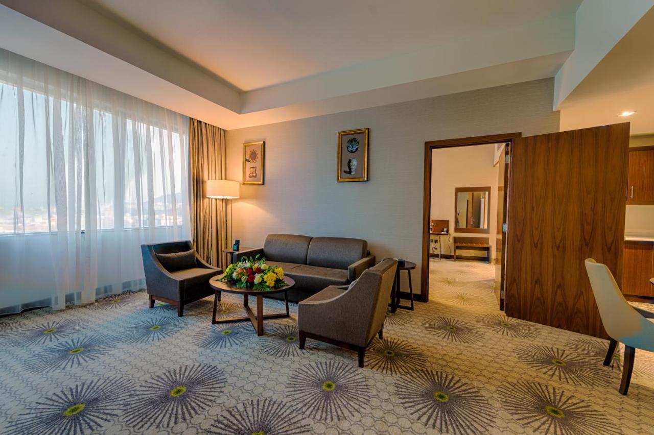 Holiday Suites Al Aziziah Mekka Buitenkant foto A room at the hotel