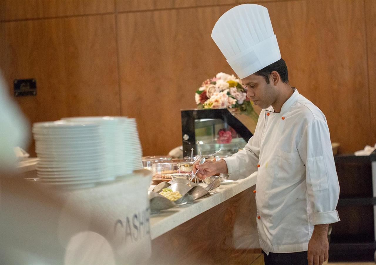 Holiday Suites Al Aziziah Mekka Buitenkant foto A chef preparing food at a buffet