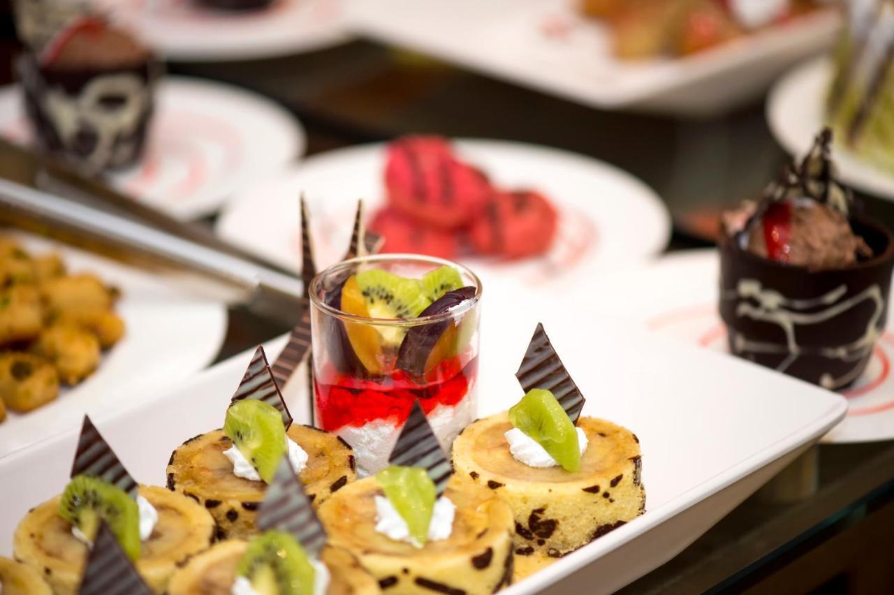 Holiday Suites Al Aziziah Mekka Buitenkant foto A buffet at a luxury hotel