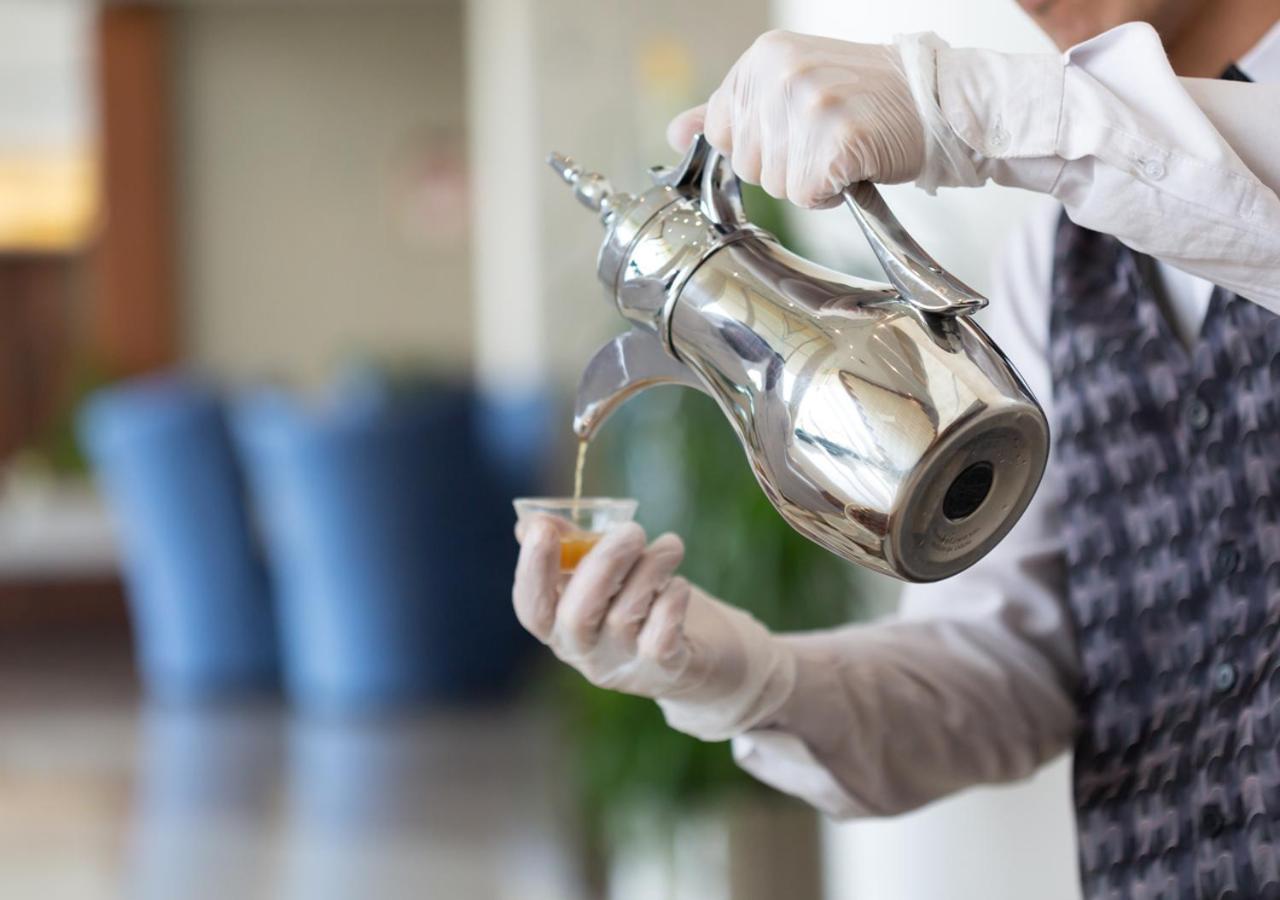 Holiday Suites Al Aziziah Mekka Buitenkant foto Coffee being served in a traditional way.