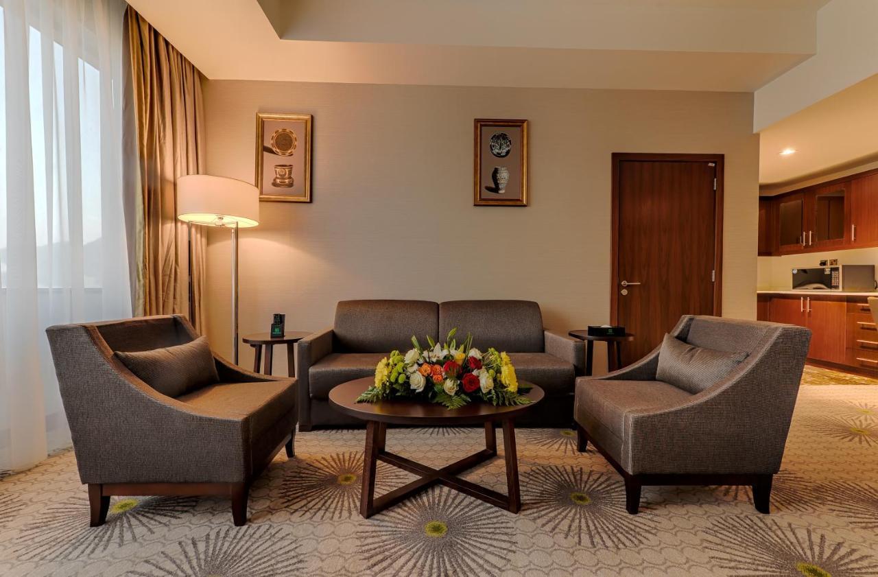Holiday Suites Al Aziziah Mekka Buitenkant foto A living room in a hotel