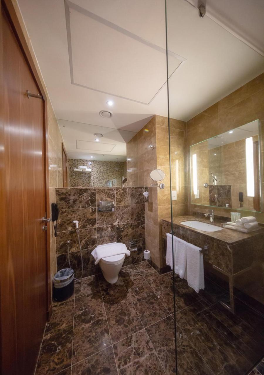 Holiday Suites Al Aziziah Mekka Buitenkant foto A bathroom at the hotel