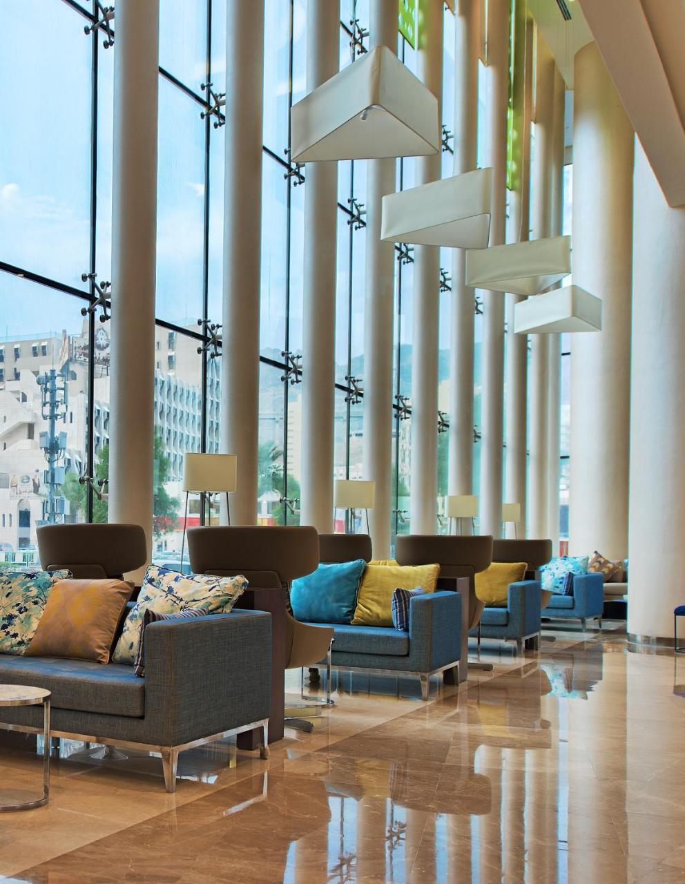 Holiday Suites Al Aziziah Mekka Buitenkant foto The hotel lobby