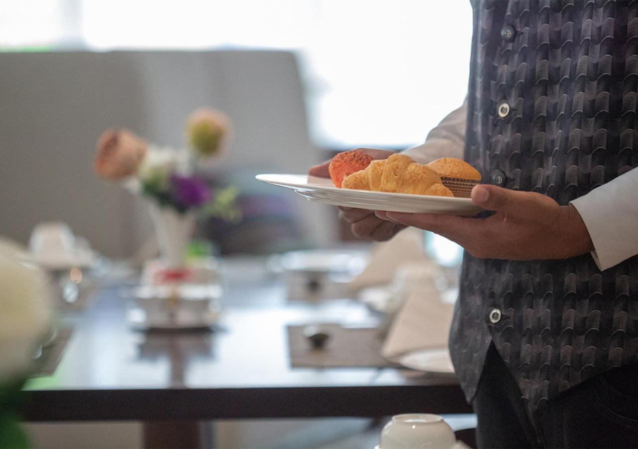 Holiday Suites Al Aziziah Mekka Buitenkant foto A waiter serving food at a buffet