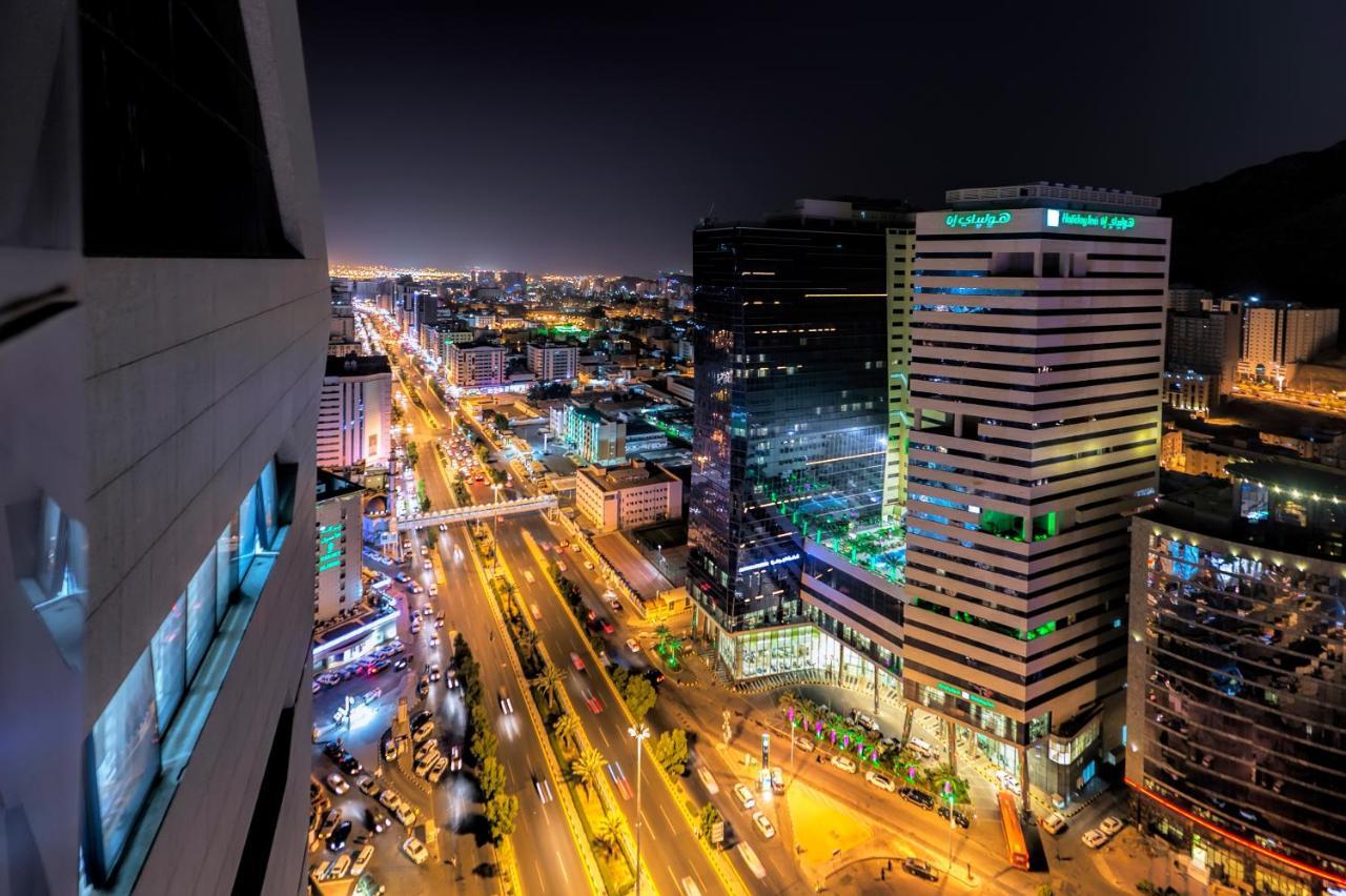 Holiday Suites Al Aziziah Mekka Buitenkant foto The city of Karachi at night.