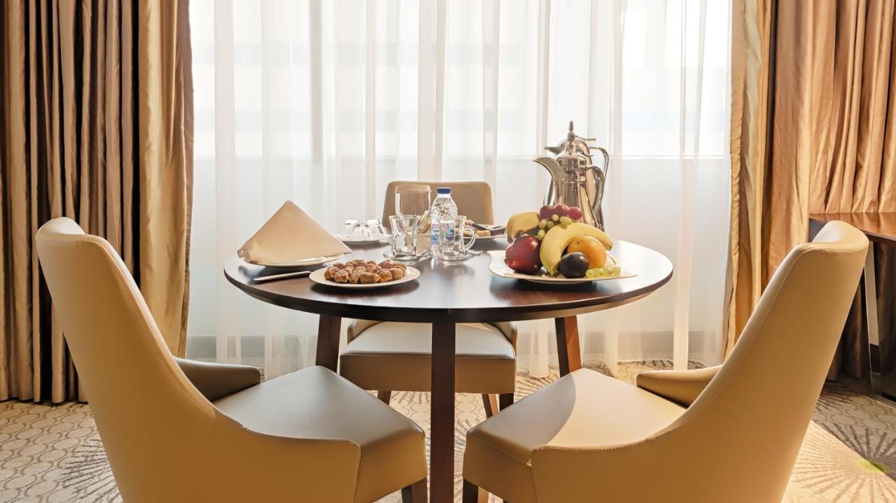 Holiday Suites Al Aziziah Mekka Buitenkant foto Breakfast at the hotel