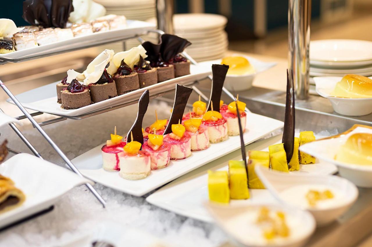 Holiday Suites Al Aziziah Mekka Buitenkant foto A buffet at a luxury hotel