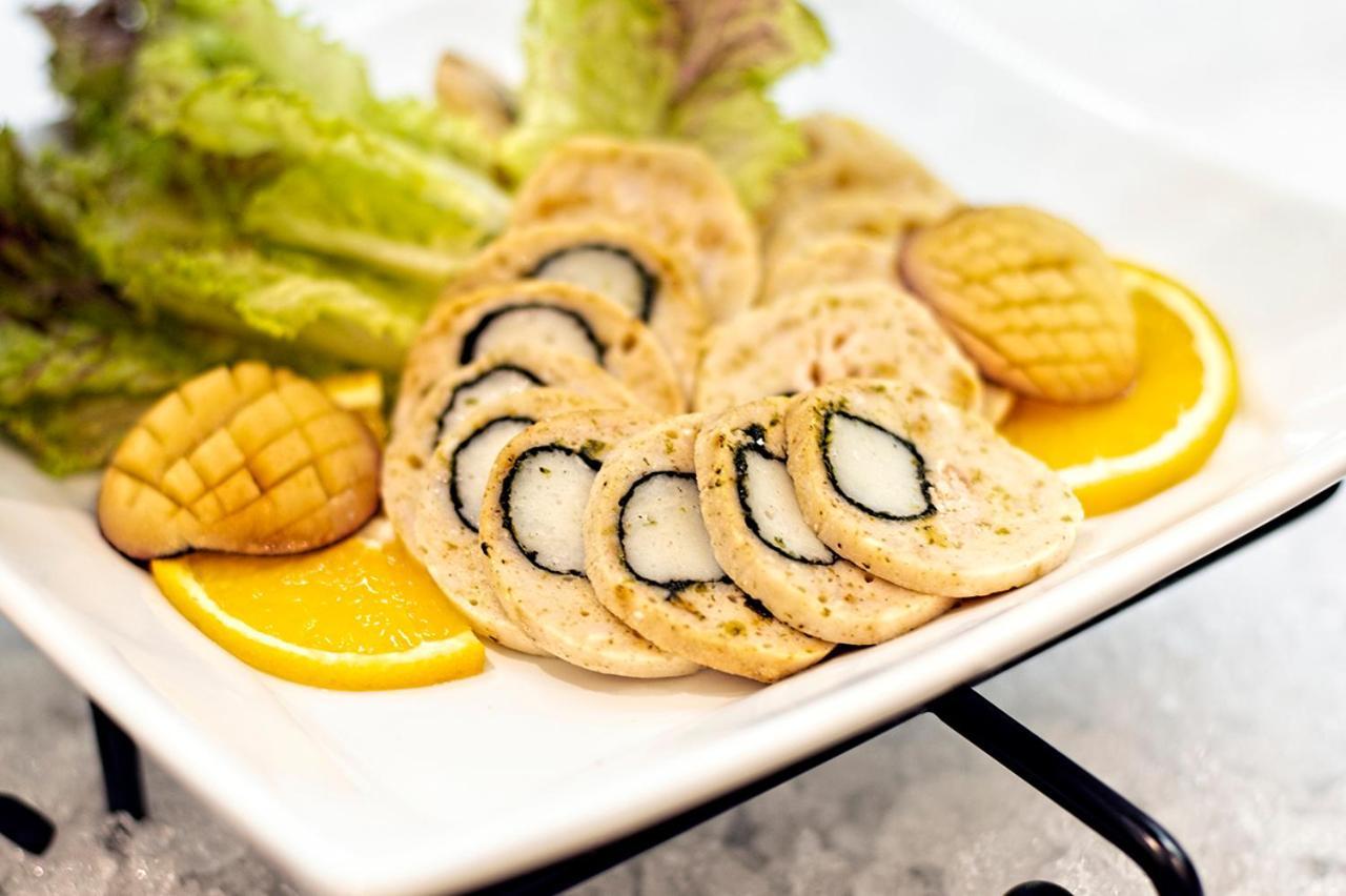 Holiday Suites Al Aziziah Mekka Buitenkant foto A plate of baked almond cookies