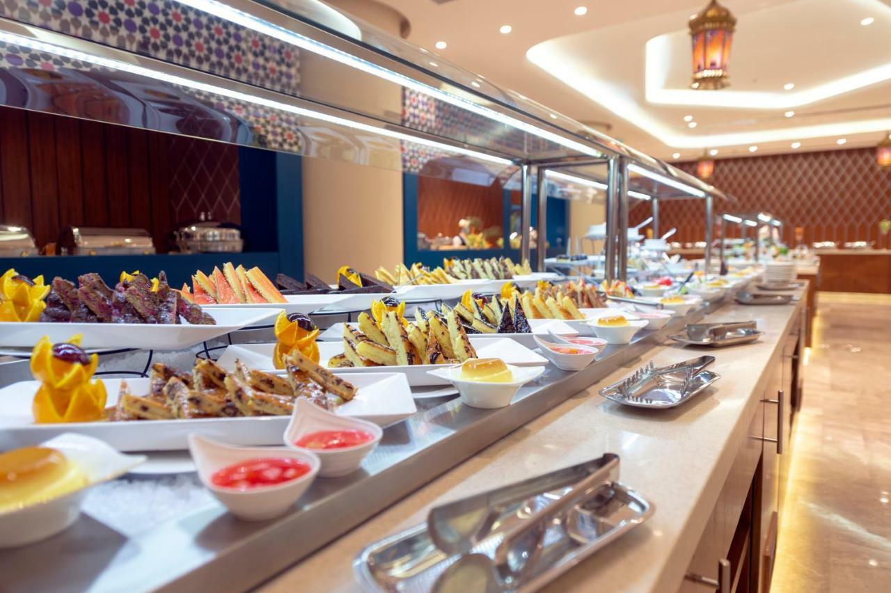 Holiday Suites Al Aziziah Mekka Buitenkant foto Buffet at the hotel