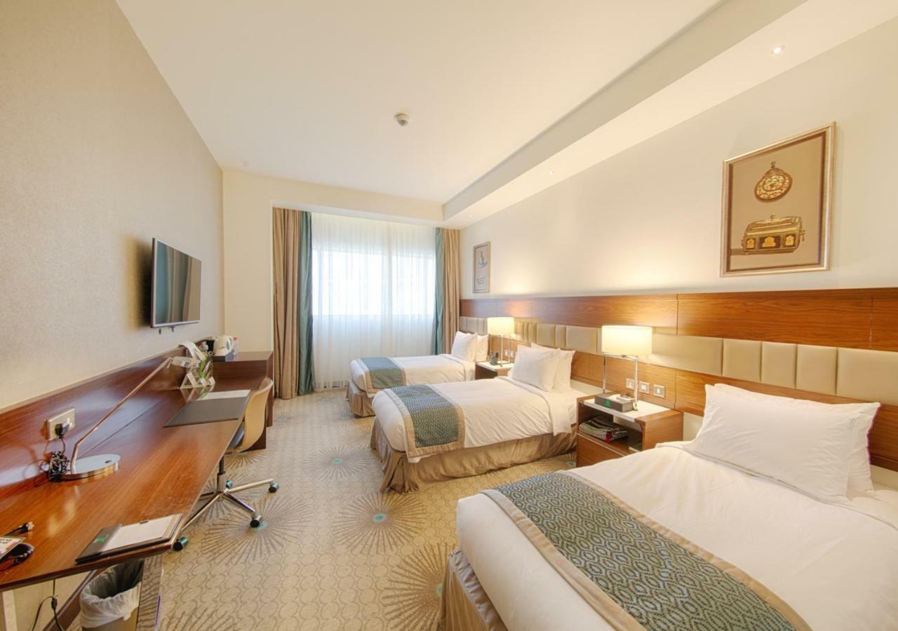 Holiday Suites Al Aziziah Mekka Buitenkant foto A room at the hotel