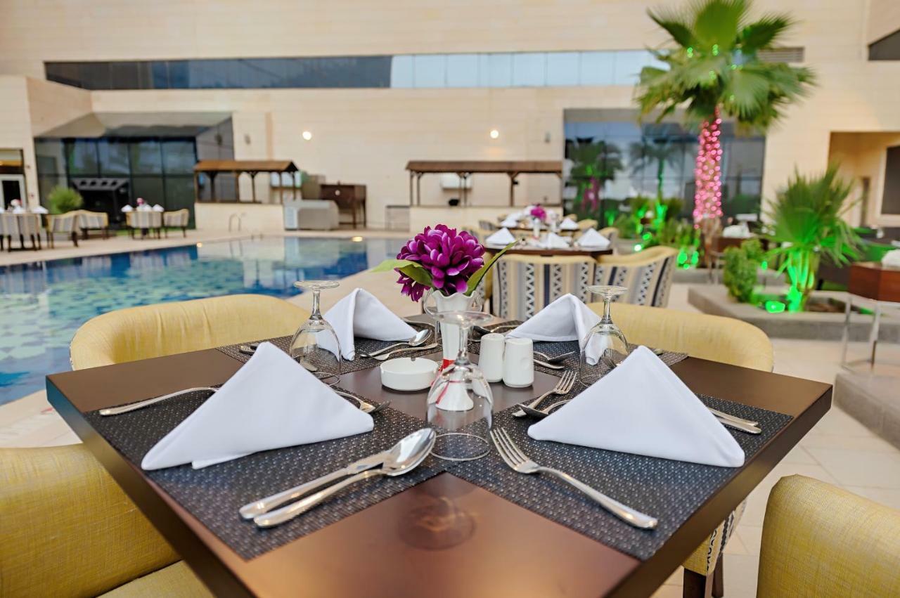 Holiday Suites Al Aziziah Mekka Buitenkant foto The hotel's restaurant